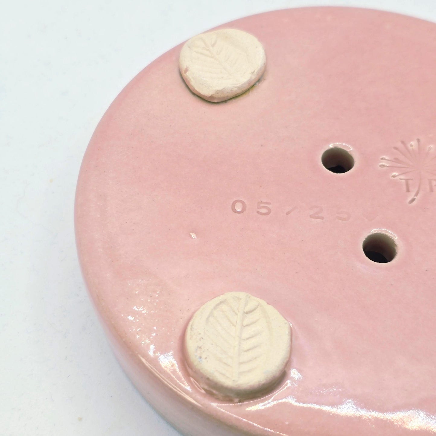 Handmade Ceramic Round Floral Soap Dish with Daisy design. Dusty Pink Glaze. Stoneware Pottery