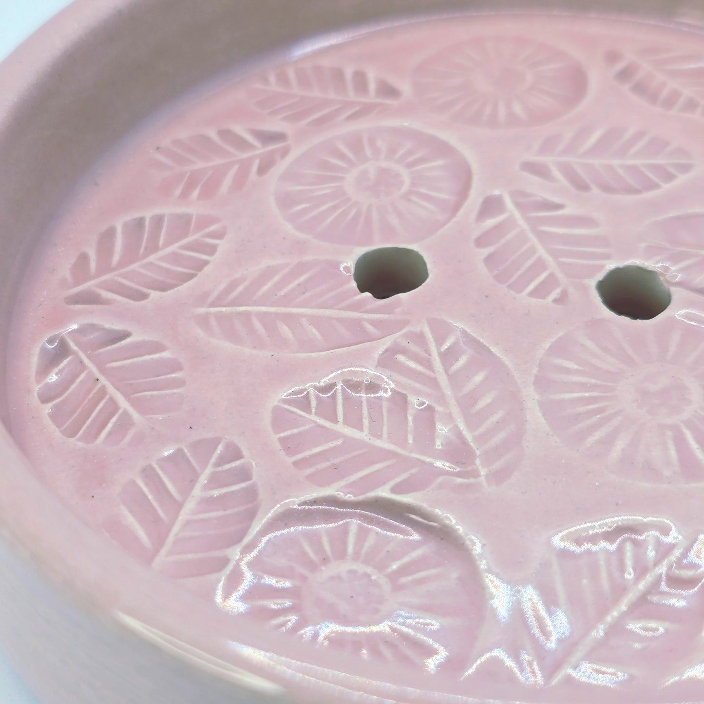 Handmade Ceramic Round Floral Soap Dish with Daisy design. Dusty Pink Glaze. Stoneware Pottery