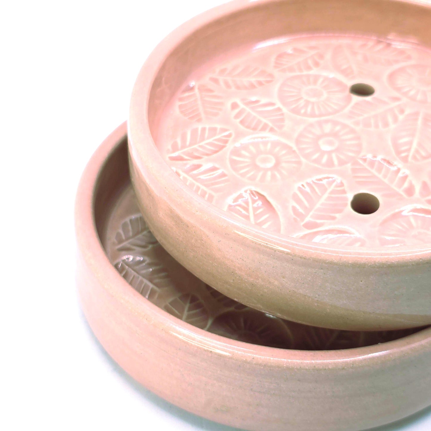 Handmade Ceramic Round Floral Soap Dish with Daisy design. Dusty Pink Glaze. Stoneware Pottery