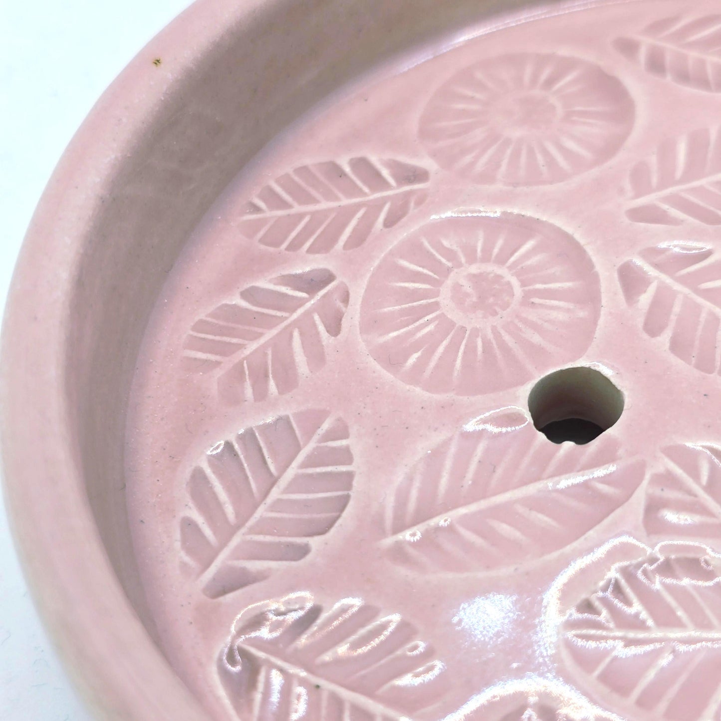 Handmade Ceramic Round Floral Soap Dish with Daisy design. Dusty Pink Glaze. Stoneware Pottery