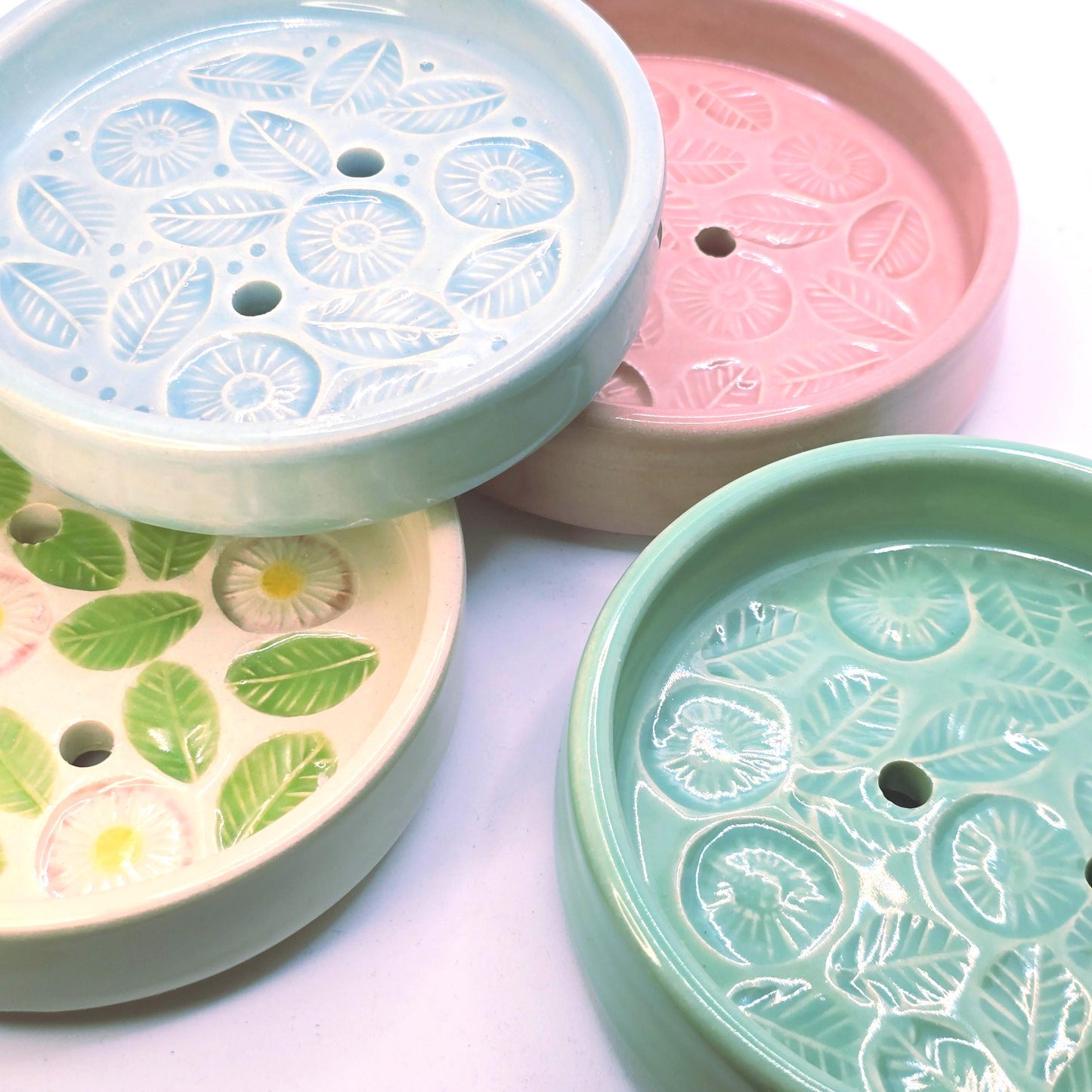 Handmade Ceramic Round Floral Soap Dish with Daisy design. Dusty Pink Glaze. Stoneware Pottery